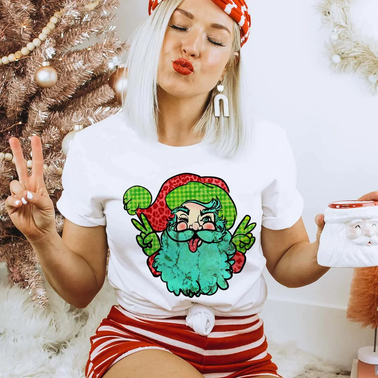 Online Exclusive | Hippie Peace Santa Short Sleeve Graphic Tee in White - preenteronline