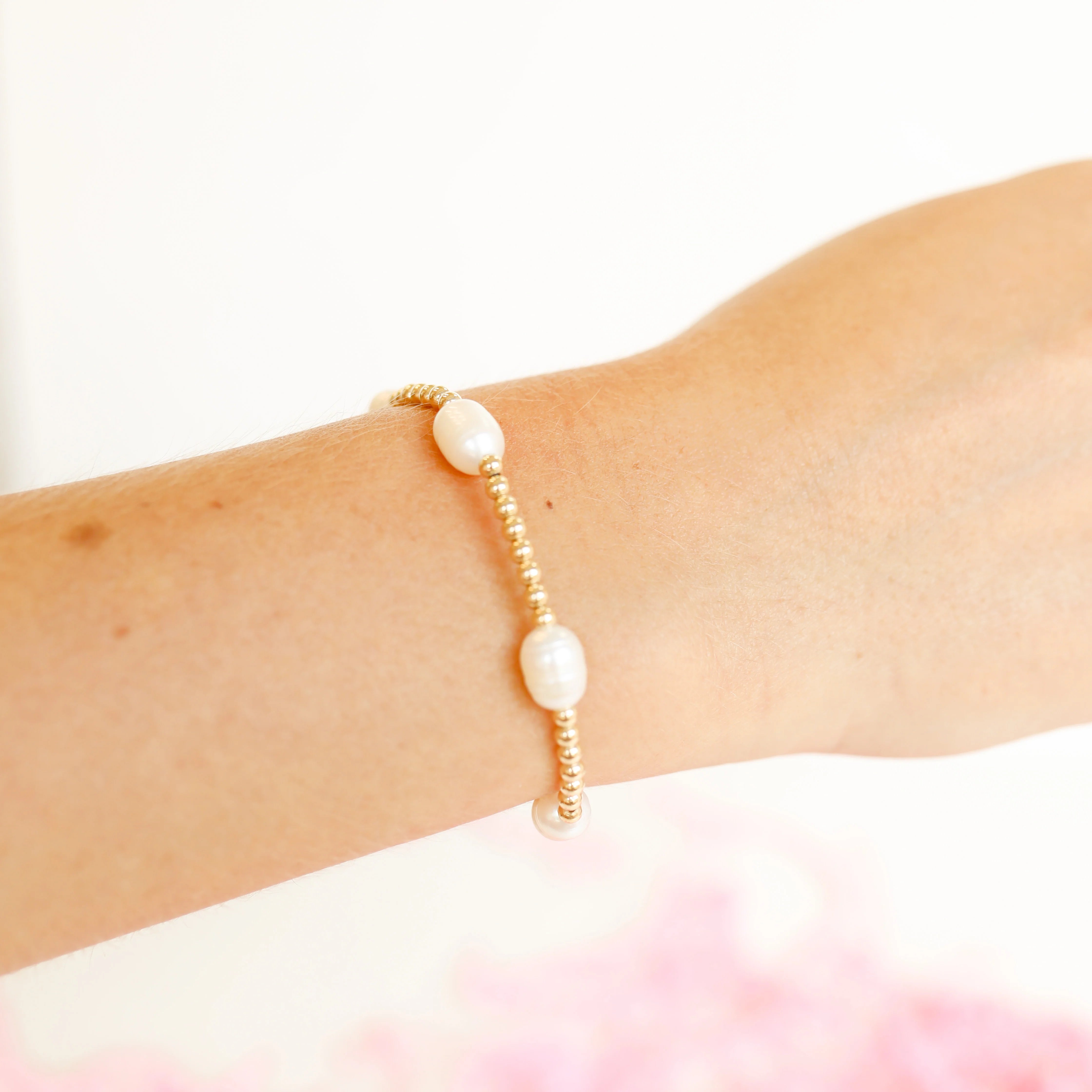 Beaded Blondes | Poppi Pearl Bracelet in Gold - preenteronline